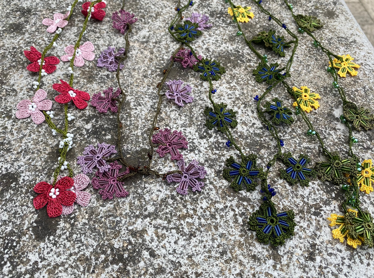 COLLANA FIORI ALL’UNCINETTO