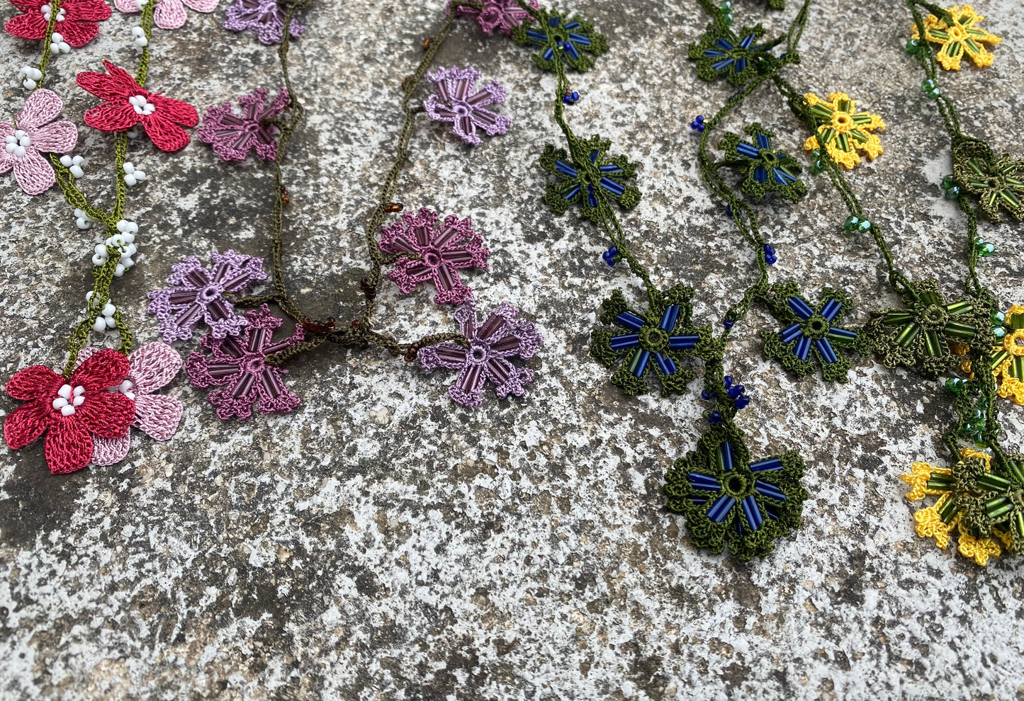 COLLANA FIORI ALL’UNCINETTO