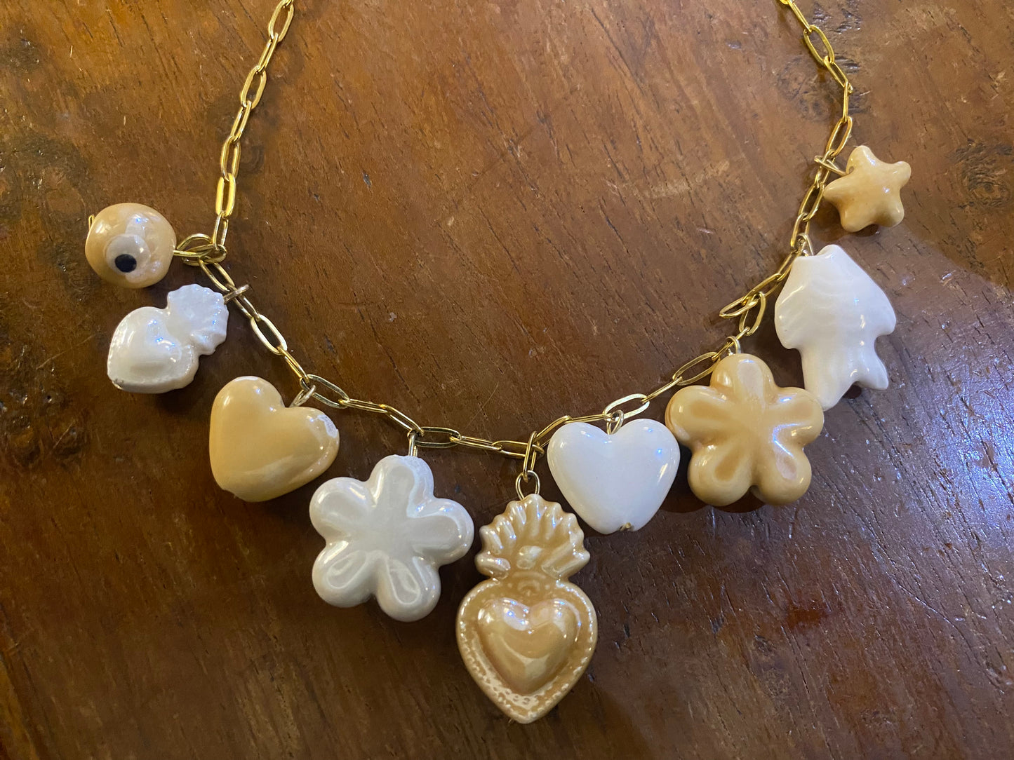 COLLANA CON CHARMS IN CERAMICA